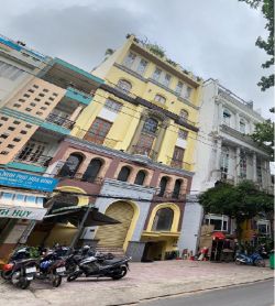 cho thue mat bang duong hoang hoa tham dt 10 5x20m tret  gia 100tr thang