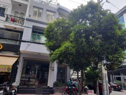 cho thue toa nha 2 mat tien duong d2 8x20 1t 3l 130tr th 