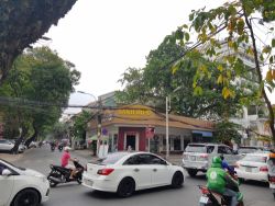 cho thue goc 2 mat tien tu xuong va cach mang thang tam 20mx20m  tret lung  gia 150tr