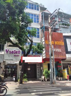 cho thue khach san duong le van syquan phu nhuangia 130tr thang1 tret 4 lau