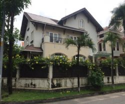 cho thue  ??biet thu  ??quan 2 mat tien noi bo duong nguyen van huong dien tich 450m gia  82tr