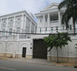 cho thue  ??biet thu  ??quan 2 mat tien duong nguyen van huong gia 5000usd