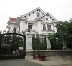 cho thue  ??biet thu  ??quan 2 mat tien noi bo duong nguyen van huong gia 5000usd