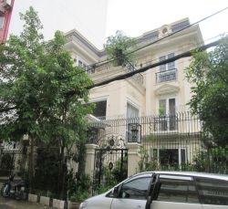 cho thue  ??biet thu  ??quan 2 goc 2 mat tien noi bo duong nguyen van huong gia 82tr