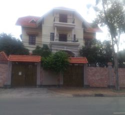 cho thue biet thu duong nguyen van huong co ho boi gia 1200 