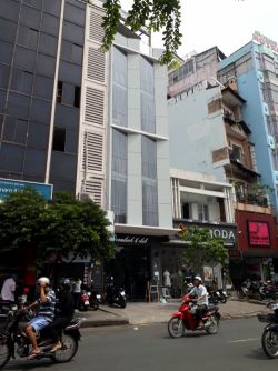 cho thue nha mat tien duong le lai q1 dt4x18 1 tret 4 lau st gia 5000 usd thang 