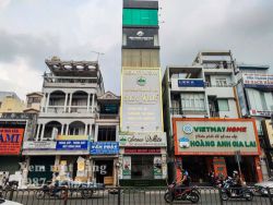 cho thue toa nha duong bach dang dien tich 5mx17m 1 lung 5 lau gia 95tr th