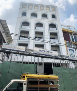 cho thue toa nha duong nguyen thuong hien dien tich 96mx27m no hau 20m 1 ham 5 lau gia 300tr th