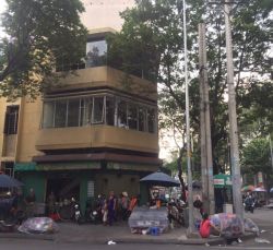 cho thue nha goc 2 mat tien pho duc chinh va nguyen thai binh quan 1