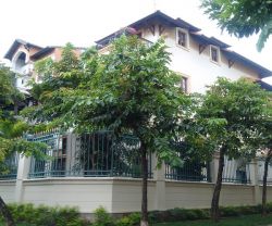 cho thue biet thu thao dien duong noi bo nguyen van huong 1 tret 2 lau san vuon ho boi gia 2600 usd