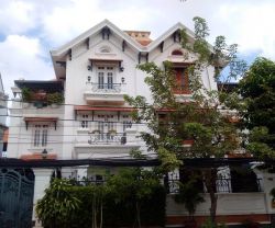 cho thue biet thu thao dien duong nguyen van huong 1 tret 2 lau san vuon ho boi gia 5000 usd