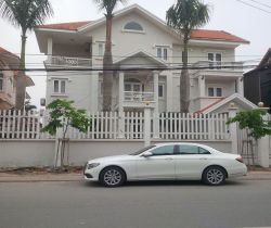 cho thue biet thu thao dien duong nguyen van huong dien tich 1200m 1 tret 2 lau san vuon ho boi gia 6000 usd