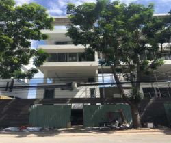 cho thue toa nha duong nguyen van huong dt  20x18 ham tret lung 2 lau ap mai gia  9500usd