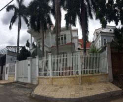 cho thue biet thu duong nguyen van huong dt  20x25 1 tret 1 lau ap mai gia  5500usd thang