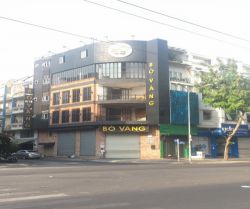 cho thue nha goc 2mt  phan xich long  4 x 16 m 1 tret 4 lau 4000 usd thang