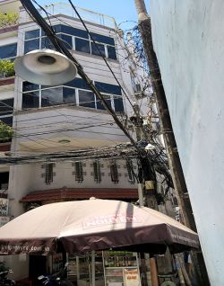 ban nha hem o to duong le van sy quan 3