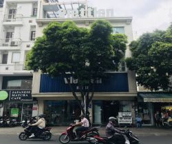 cho thue nha quan 3 mat tien duong cao thang dt  8x18m 3 tang gia 160 trieu thang