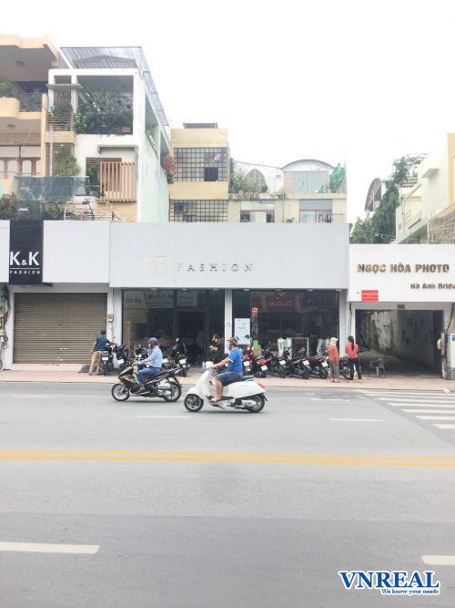 cho thue nha mat tien phan dinh phung ngang 8m trong suot khu thoi trang sam uat